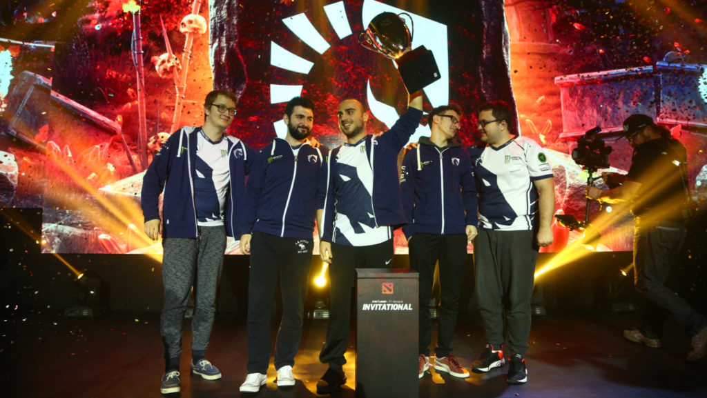 A grande equipe vencedora do minor de Dota 2, levantando o troféu da SL i-League S3, Team Liquid (da esq. para dir.: MATUMBAMAN, GH, KuroKy, Miracle-, MinD_ContRoL)